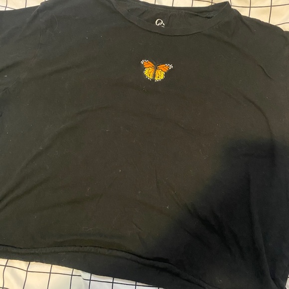 black cropped butterfly t-shirt - Picture 2 of 4